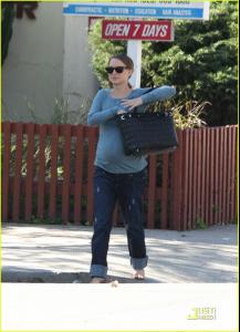 natalie_portman_growing_baby_bump_08.jpg