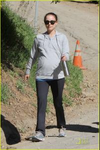 natalie_portman_beachwood_canyon_baby_bump_01.jpg