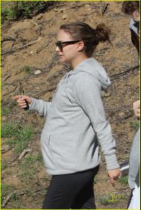 natalie_portman_beachwood_canyon_baby_bump_04.jpg