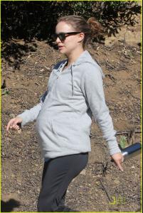 natalie_portman_beachwood_canyon_baby_bump_08.jpg