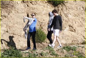 natalie_portman_beachwood_canyon_baby_bump_03.jpg