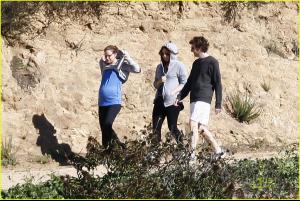 natalie_portman_beachwood_canyon_baby_bump_05.jpg