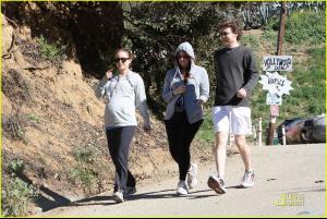 natalie_portman_beachwood_canyon_baby_bump_06.jpg