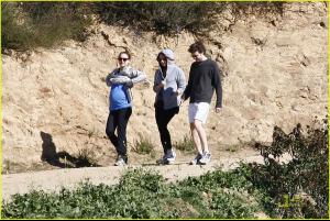 natalie_portman_beachwood_canyon_baby_bump_07.jpg