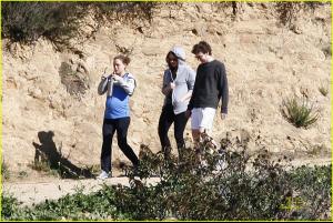 natalie_portman_beachwood_canyon_baby_bump_09.jpg