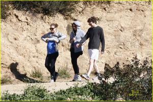 natalie_portman_beachwood_canyon_baby_bump_11.jpg