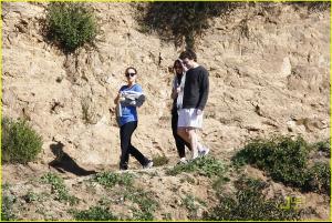 natalie_portman_beachwood_canyon_baby_bump_12.jpg