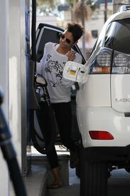 celebrity_paradise.com_TheElder_HalleBerry2011_02_08_shopping1.jpg