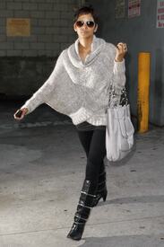 celebrity_paradise.com_TheElder_HalleBerry2011_02_08_shopping11.jpg