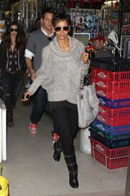 celebrity_paradise.com_TheElder_HalleBerry2011_02_08_shopping13.jpg