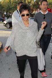 celebrity_paradise.com_TheElder_HalleBerry2011_02_08_shopping15.jpg