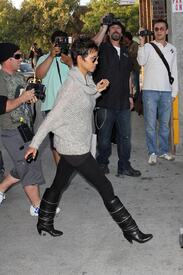 celebrity_paradise.com_TheElder_HalleBerry2011_02_08_shopping16.jpg