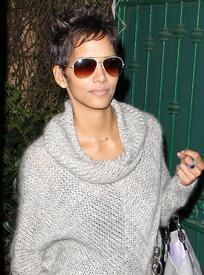 celebrity_paradise.com_TheElder_HalleBerry2011_02_08_shopping20.jpg