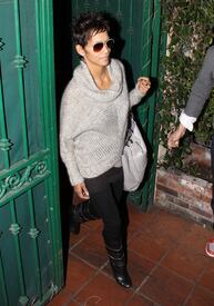 celebrity_paradise.com_TheElder_HalleBerry2011_02_08_shopping24.jpg