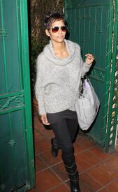 celebrity_paradise.com_TheElder_HalleBerry2011_02_08_shopping26.jpg