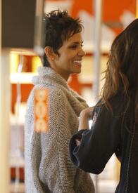 celebrity_paradise.com_TheElder_HalleBerry2011_02_08_shopping28.jpg