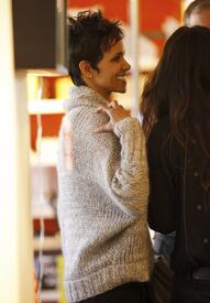 celebrity_paradise.com_TheElder_HalleBerry2011_02_08_shopping29.jpg