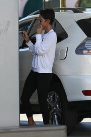 celebrity_paradise.com_TheElder_HalleBerry2011_02_08_shopping3.jpg