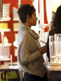 celebrity_paradise.com_TheElder_HalleBerry2011_02_08_shopping34.jpg