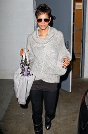 celebrity_paradise.com_TheElder_HalleBerry2011_02_08_shopping36.jpg