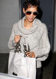 celebrity_paradise.com_TheElder_HalleBerry2011_02_08_shopping37.jpg