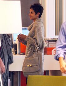 celebrity_paradise.com_TheElder_HalleBerry2011_02_08_shopping40.jpg