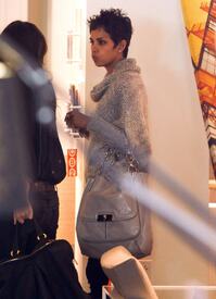 celebrity_paradise.com_TheElder_HalleBerry2011_02_08_shopping43.jpg