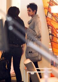 celebrity_paradise.com_TheElder_HalleBerry2011_02_08_shopping49.jpg