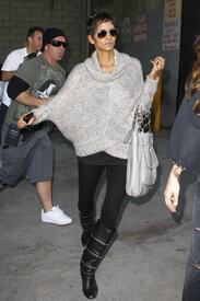 celebrity_paradise.com_TheElder_HalleBerry2011_02_08_shopping5.jpg