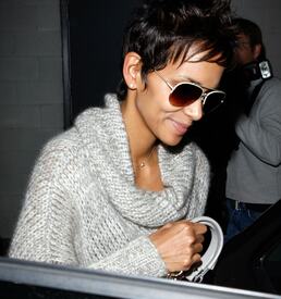 celebrity_paradise.com_TheElder_HalleBerry2011_02_08_shopping51.jpg