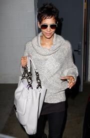 celebrity_paradise.com_TheElder_HalleBerry2011_02_08_shopping52.jpg