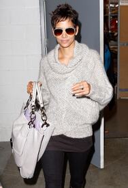 celebrity_paradise.com_TheElder_HalleBerry2011_02_08_shopping53.jpg