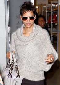 celebrity_paradise.com_TheElder_HalleBerry2011_02_08_shopping55.jpg