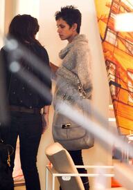 celebrity_paradise.com_TheElder_HalleBerry2011_02_08_shopping58.jpg