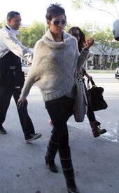 celebrity_paradise.com_TheElder_HalleBerry2011_02_08_shopping59.jpg