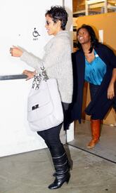 celebrity_paradise.com_TheElder_HalleBerry2011_02_08_shopping61.jpg