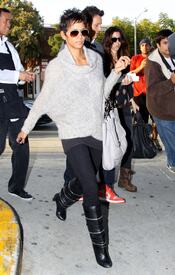 celebrity_paradise.com_TheElder_HalleBerry2011_02_08_shopping62.jpg