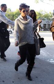 celebrity_paradise.com_TheElder_HalleBerry2011_02_08_shopping63.jpg