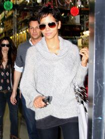 celebrity_paradise.com_TheElder_HalleBerry2011_02_08_shopping65.jpg