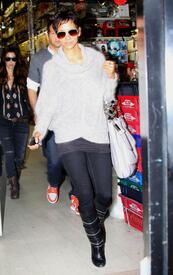 celebrity_paradise.com_TheElder_HalleBerry2011_02_08_shopping66.jpg