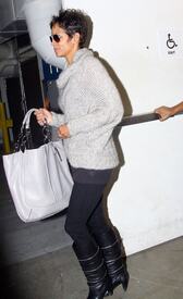 celebrity_paradise.com_TheElder_HalleBerry2011_02_08_shopping68.jpg