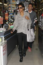 celebrity_paradise.com_TheElder_HalleBerry2011_02_08_shopping7.jpg