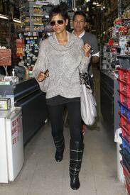 celebrity_paradise.com_TheElder_HalleBerry2011_02_08_shopping8.jpg