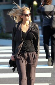 babayaga_Bar_Refaeli_candid_restaurant_LA_02_22_2011_04.jpg