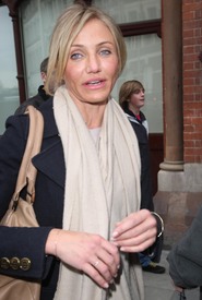 CameronDiaz_AtStPancrasTrainStationLondonJanuary242011_By_oTTo1.JPG