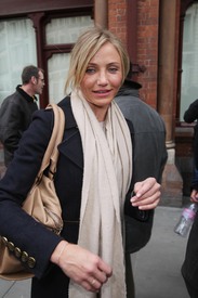 CameronDiaz_AtStPancrasTrainStationLondonJanuary242011_By_oTTo18.JPG