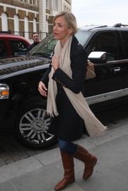 CameronDiaz_AtStPancrasTrainStationLondonJanuary242011_By_oTTo5.JPG