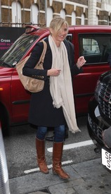CameronDiaz_AtStPancrasTrainStationLondonJanuary242011_By_oTTo7.JPG