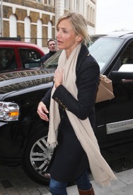 CameronDiaz_AtStPancrasTrainStationLondonJanuary242011_By_oTTo9.JPG