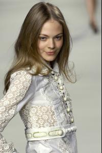 65355_celebrity_city_Chloe_S_S_07_Paris_Fashion_Show_35_123_321lo.jpg